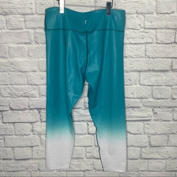 Zyia Blue Venom Metallic Ombré Teal And White Ankle Cropped Leggings - Picture 6 of 13